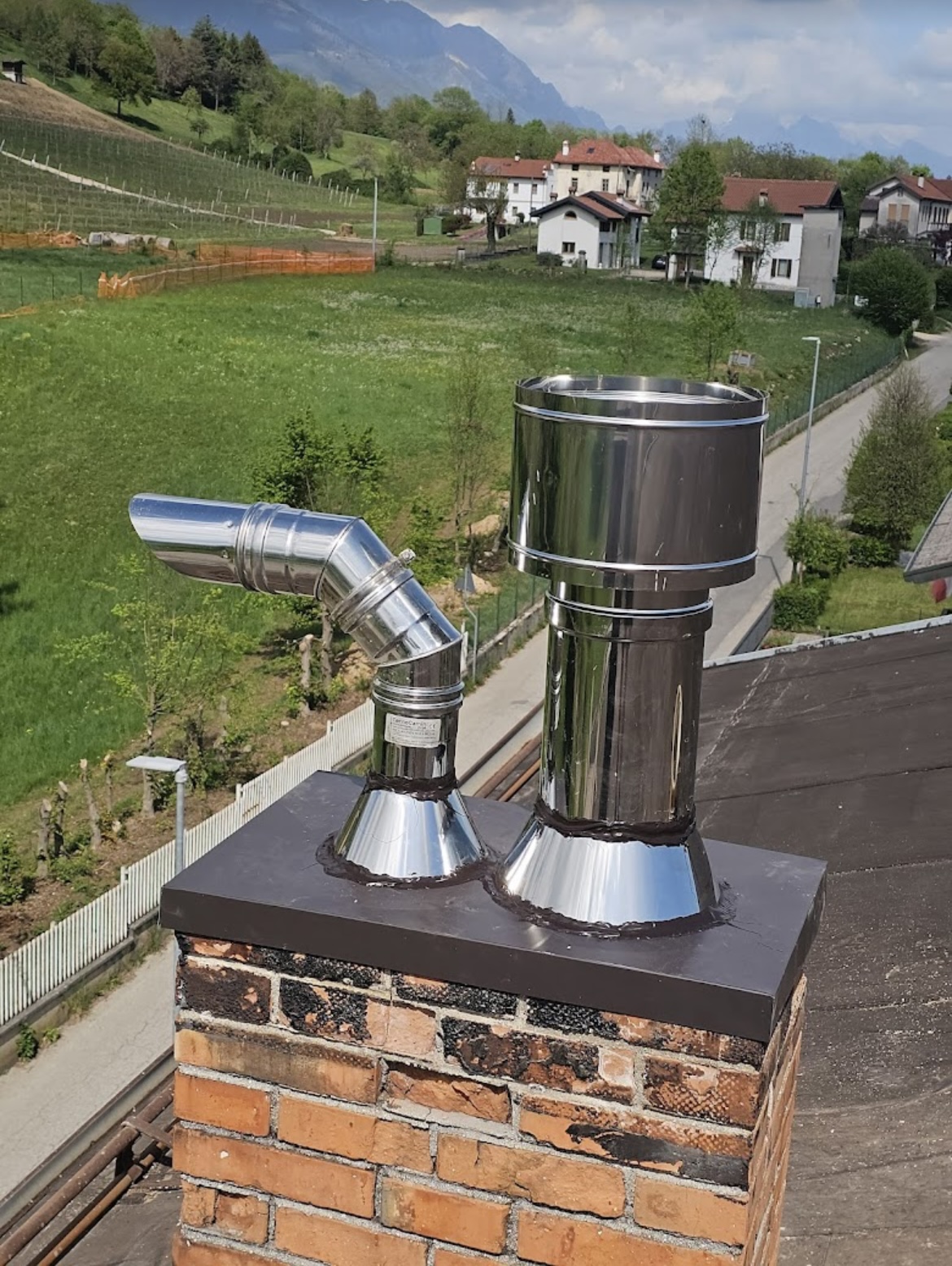 Doppia canna fumaria inox su comignolo in mattoni